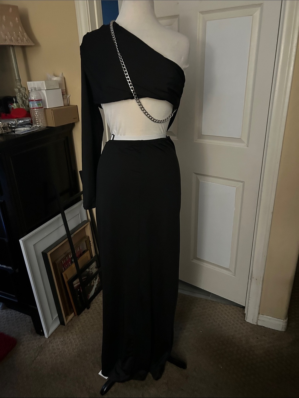 Elegant Black One-Shoulder Maxi Dress with Chain Accent